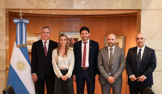 Maximiliano Pullaro, Pablo Quirno, Gustavo Puccini, Georgina Losada y Claudio Díaz, en el encuentro de la entrega del documento para sustentar ante la Unión Europea la revisión del estatus del biodiésel.